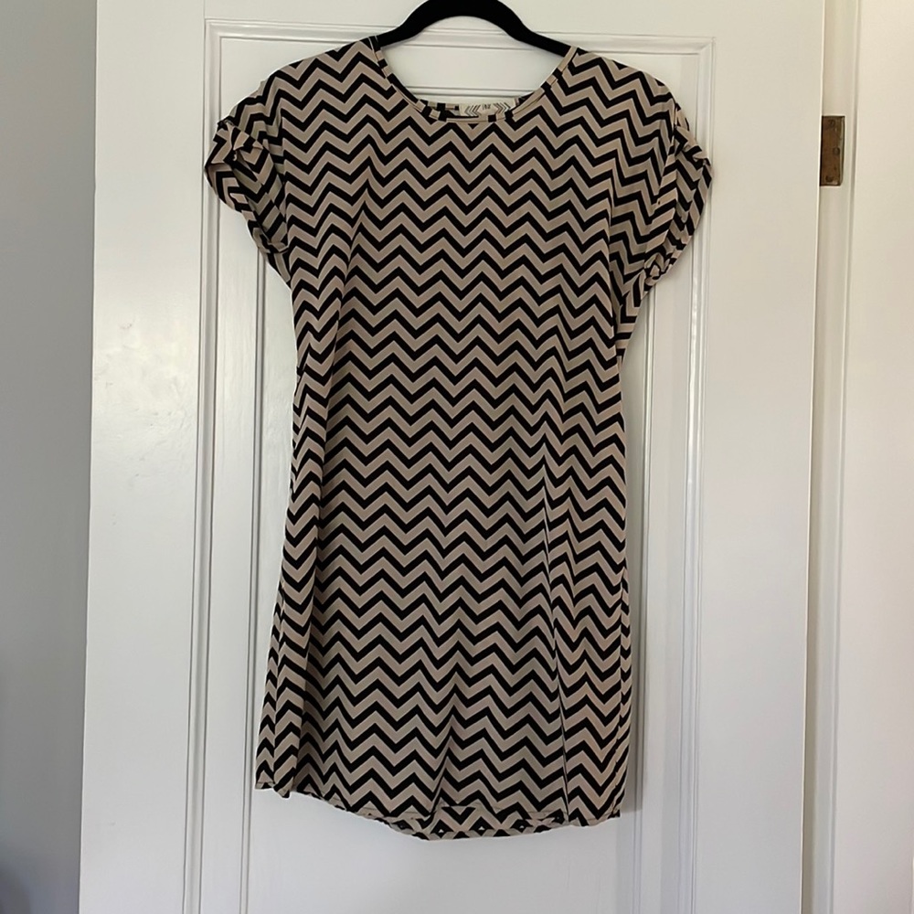 Chevron dress with belt / tie